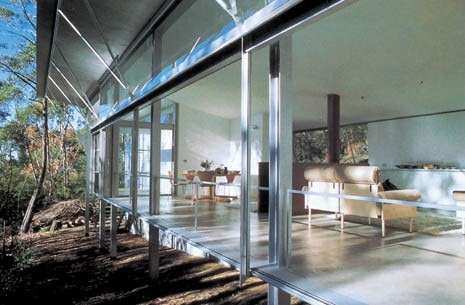 Nelle mani di Murcutt, quello che potrebbe essere bollato come vernacolare australiano ispirato all’architettura di granai e capannoni, si distingue per eleganza, semplicità e armonia con il paesaggio naturale. Simpson-Lee House, Mt. Wilson, New South Wales, 1989-94. Fotografia Glenn Murcutt