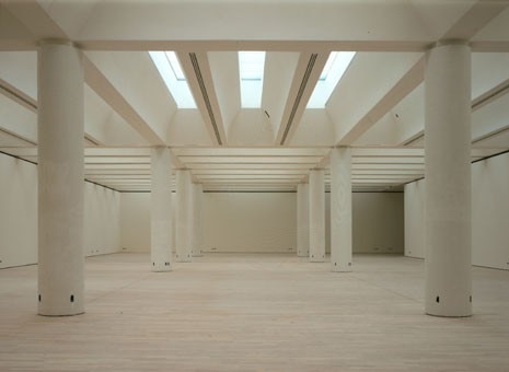 Il secondo piano del Museo, che ospita la collezione permanente in 4mila metri quadrati, è illuminato da 183 lucernari che diffondono la luce naturale. Foto copyright Pino Musi 2002