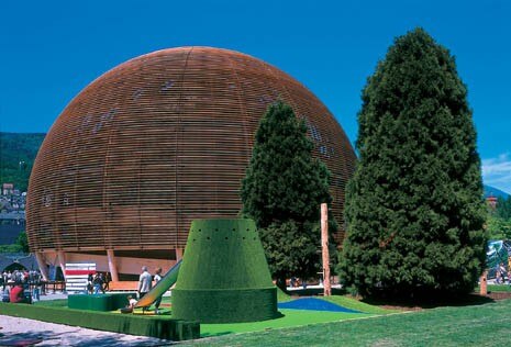 Il Palazzo dell’Equilibrio, un’enorme sfera in legno con una rampa interna elicoidale, nell’Arteplage di Neuchâtel è dedicato alle relazioni – catastrofiche – tra società, economia e ambiente