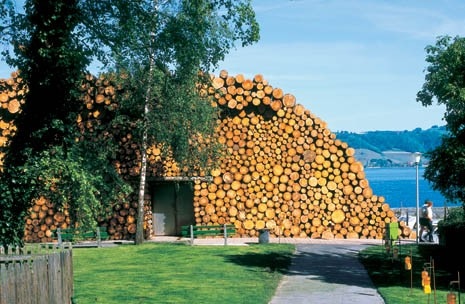 “Stères de bois” è invece intitolata la catasta di tronchi di legno grezzo, pensata da Jean Nouvel per il sito di Morat. All’interno il padiglione ospita quattro esposizioni di artisti contemporanei, curate dalla Fondation Cartier