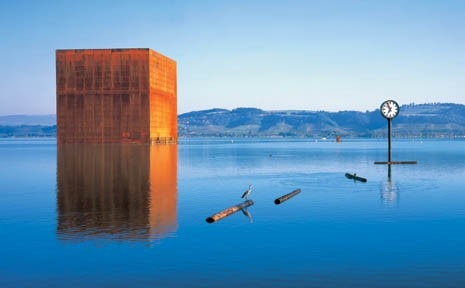 A Morat, il tema “Istante ed Eternità” è stato interpretato da Jean Nouvel nel modo più emblematico possibile. Un cubo di acciaio arrugginito (di 34 metri di lato), raggiungibile solo in battello, ermetico e algido: tempo e silenzio si fondono in una sola immagine