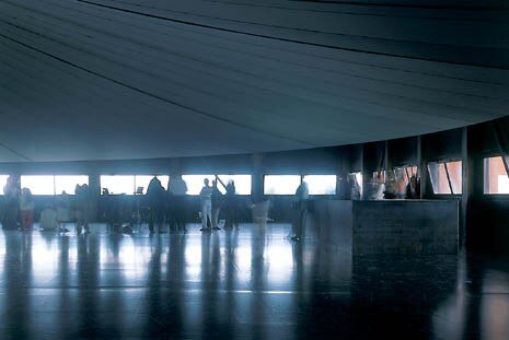 Ancora il tema “Istante ed Eternità” interpretato da Jean Nouvel. Dal livello intermedio del cubo i visitatori possono riprendere il contatto visivo con l’esterno tramite una stretta finestratura schermata