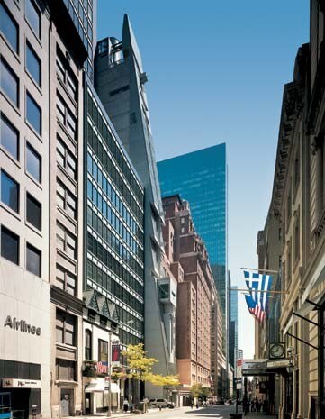 La torre rastremata occupa un lotto estremamente prestigioso, per quanto di dimensioni molto ridotte (8x25 metri), nel cuore di Manhattan
