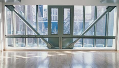 Dettagli strutturali enfatizzati contribuiscono a caratterizzare formalmente l’edificio
