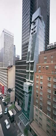 Il fronte monumentale rende inconfondibile la torre nella prospettiva della strada. Pannelli di zinco rivestono le facciate laterali
