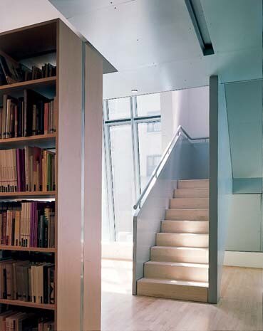 Una scala leggera collega i due livelli della biblioteca, mentre struttura e luce naturale modellano gli interniFino alla metà di agosto, l’Istituto ospiterà la mostra “TransModernity: Austrian Architects”, curata dall’Architekturzentrum Wien
