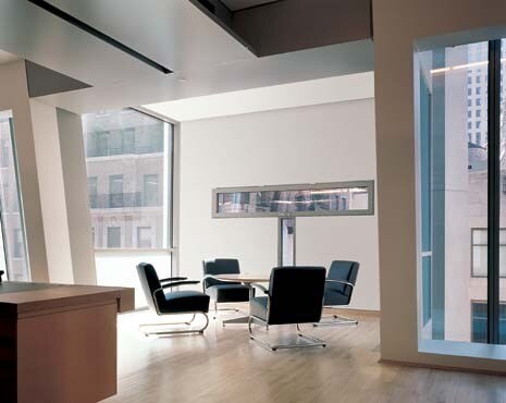 Nello sviluppo dei suoi ventiquattro piani la torre ospita spazi espositivi, locali per manifestazioni culturali, un teatro, una biblioteca, uffici e un appartamento su più livelli per il direttore
