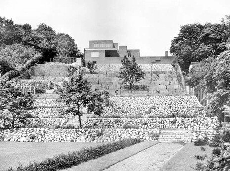 Nella Wolf House (Gubin, Polonia, ex Gubin, Germania) Mies ha progettato non solo l'edificio e i suoi dintorni, ma anche gli arredi, collaborando nella progettazione degli spazi interni con la designer Lilly Reich. Foto 1927 ca
