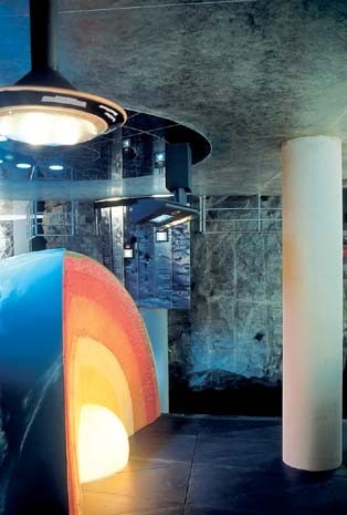 Hollein conduce il visitatore sempre più in profondità, attraverso vari ‘gironi’ di grande effetto, fino a fargli sentire la fisicità della roccia vulcanica sulla quale il museo è costruito