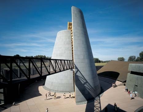 Situato in un paesaggio vulcanico, il museo emerge senza asprezze dal terreno e offre ai visitatori diversi percorsi di ingresso e di attraversamento