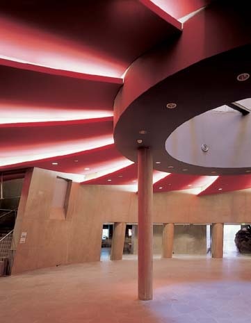 Nell’interno del museo è riuscito a creare ambienti di grande intensità che parlano il suo particolare linguaggio architettonico, ma al tempo stesso rispondono alle esigenze specifiche del museo. 