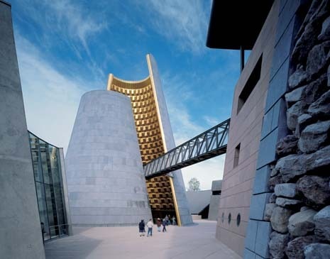 I muri di pietrisco irregolare ricordano 
che Vulcania è un’architettura della terra, mentre una rete 
di passaggi aerei si intreccia alle parti più solide e massicce 
