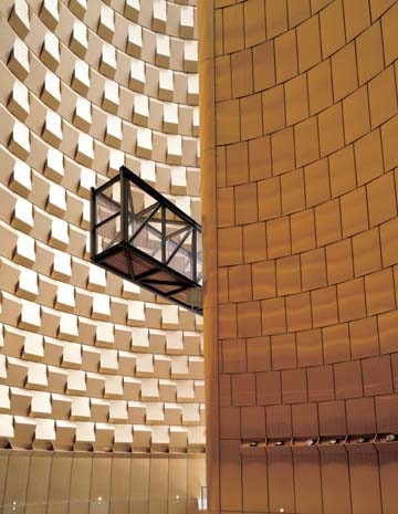 Da almeno vent’anni Hollein accarezzava l’idea di un’architettura ‘estratta’ dalla terra. Qui a Vulcania ha finalmente realizzato il suo sogno