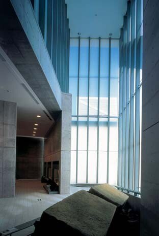 La corte rettangolare si apre nel tamburo dell’ingresso 