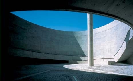 All’interno delle pareti di cemento dall’elegante rivestimento sono conservati i resti del passato archeologico del sito 