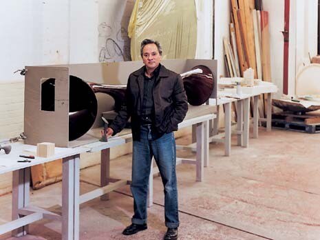 Kapoor con il modellino della sua scultura. C’è voluto tutto il talento dell’ingegnere Cecil Balmond e la bravura di un gruppo di installatori specializzati per realizzare l’opera a grandezza naturale

