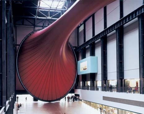 Balmond è riuscito in questa realizzazione senza fare uso di fili metallici: la forma è creata da un tessuto di PVC e da tre anelli di acciaio fissati in tre punti nel senso della lunghezza
