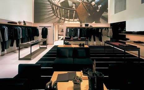I piani destinati alla vendita sono attrezzati con un sistema di vetrine che è comune a tutti i negozi Vuitton, sulla falsariga di quello della casa madre di Parigi
Fotografia di Nakagawa