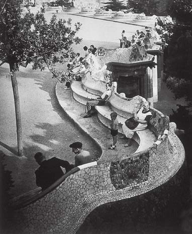 Particolare del Parco Güell in una foto di Dora Maar

