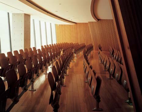 La sala conferenze e una collezione di oggetti e cimeli dello scrittore sono collocate in due ambienti tranquilli e silenziosi, con pareti rivestite di legno