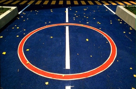 Flä-co-bau - Gabi Kiefer + Topotek 1, Flamingstrasse, Berlino 1998. Foto © Gabi Kiefer. Integrare parcheggi e automobili con altre attività, come i giochi dei bambini, significa introdurre un approccio positivo utilizzando tutto ciò che la strada può offrirci: movimento, segnaletica, codici e colori

