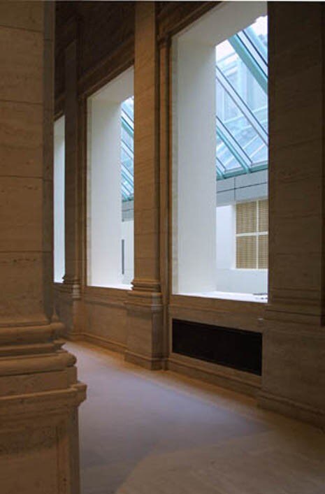 Immagine del corridoio della loggia centrale con le aperture di tre metri dalle quali è visibile il lucernario che copre la corte nord del museo. Fotografia: Kaz Tsuruta