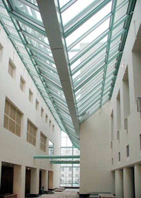 La corte nord del nuovo Asian Art Museum, guardando verso est. Fotografia di Kaz Tsuruta