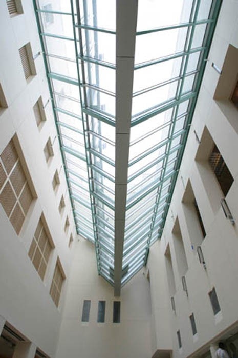 La corte sud del nuovo Asian Art Museum, guardando verso ovest. Fotografia di Kaz Tsuruta