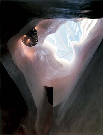 All’interno del dormitorio disegnato da Steven Holl, il brutalismo del cemento a vista si coniuga con forme libere, ispirate alla porosità della spugna