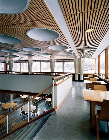 Il dormitorio realizzato da Alvar Aalto nel 1949, con la sala del ristorante dai caratteristici lucernari cilindrici