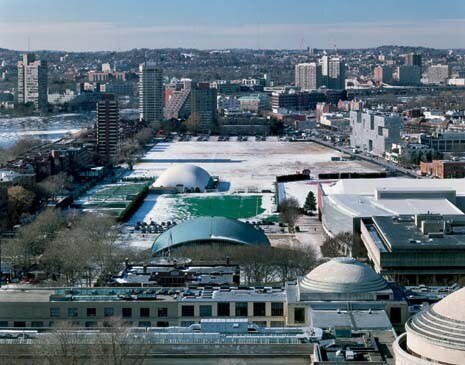 Nella veduta della zona ovest del campus si individua il nuovo dormitorio di Holl, allineato lungo Vassar Street. Fa parte dell’ambizioso programma di espansione, affidato a progettisti internazionali 