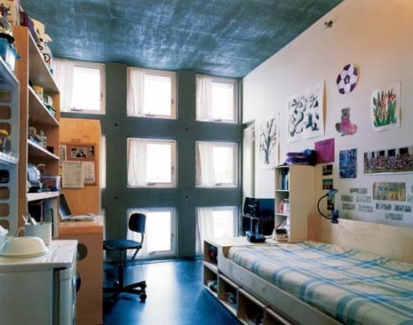 Ogni camera da letto è illuminata da un modulo di nove finestre quadrate 