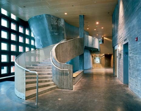 Grandi open space con pozzi di luce si contrappongono nettamente ai dormitori tradizionali, e ai loro corridoi senza fine