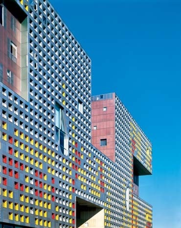 Per il dormitorio Holl ha elaborato insieme allo strutturista Guy Nordenson il pannello prefabbricato ‘perfcon’ che incorpora finestre, pareti ed elementi portanti