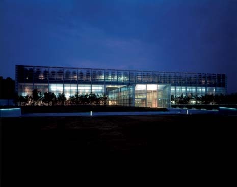 La biblioteca distribuisce tutte le funzioni in uno schema molto semplice, organizzato su otto piani, quattro dei quali sotto il livello del suolo 