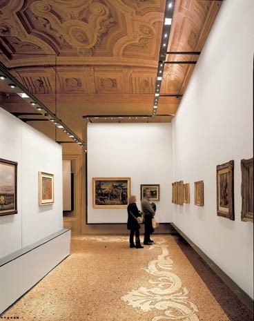 Al piano nobile, quello propriamente espositivo, i lavori di ristrutturazione hanno cercato di limitare il più possibile le ferite alla struttura storica. Le nuove pareti di supporto alle opere d’arte, accostate ai vecchi muri, funzionano come perfette macchine, nascondendo al loro interno tutta l’impiantistica necessaria a un moderno museo