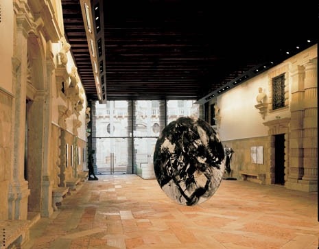 Dal salone d’ingresso passante (con il grande Disco di Emilio Vedova in primo piano) si accede al bookshop, alla caffetteria (con piccole nicchie sul Canal Grande) e a una sala per mostre temporanee, oltre che al piano espositivo