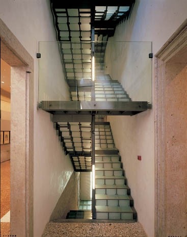 La nuova scala crociata in vetro è ingabbiata in una struttura in metallo 