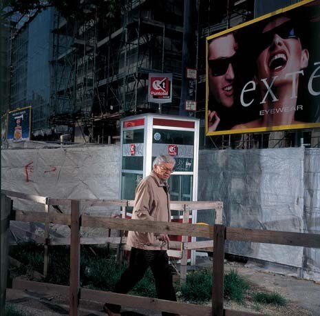 Un pensionato fiancheggia il cantiere della nuova sede de Il Sole 24 Ore, progettata da Renzo Piano 