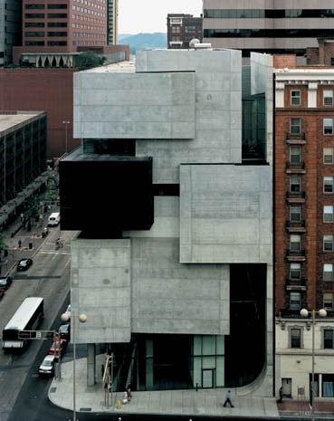 Un volume spicca fra gli altri, per il rivestimento in pannelli neri di alluminio. Non c’è nessuna ragione particolare per questa scelta, se non che va bene così: è un segno dell’inclinazione di Hadid a fare le cose non per obbedire a una logica di fondo, ma per seguire un’intuizione