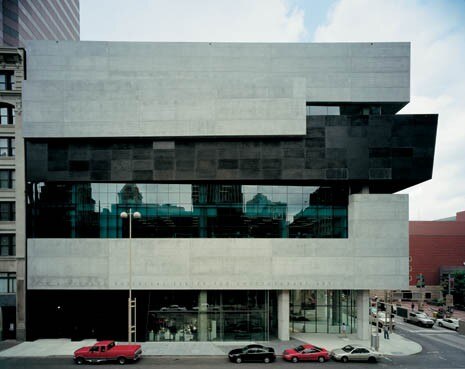 La variazione di ogni galleria è rispecchiata dal movimento dei volumi, tanto all’esterno quanto all’interno, che sporgono sulla strada sottostante e creano una presenza forte nel centro di Cincinnati 