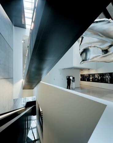 Il CAC è un’istituzione senza una sua collezione d’arte permanente. Gli spazi creati dalla Hadid sono molto impressionanti per chi li visita, ma allo stesso tempo consentono ai curatori di adattarli alle esigenze delle opere di volta in volta esposte