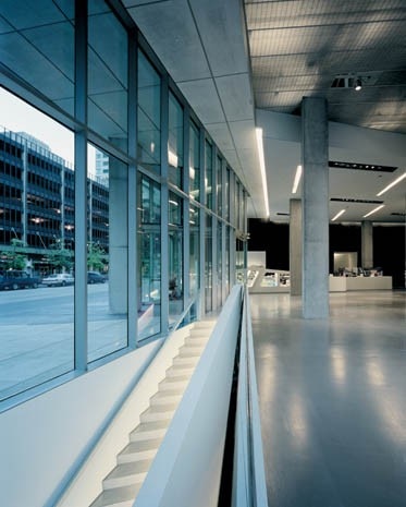 Dal piano terra si può accedere a una scala che conduce al livello sotterraneo, dove c’è un piccolo auditorium