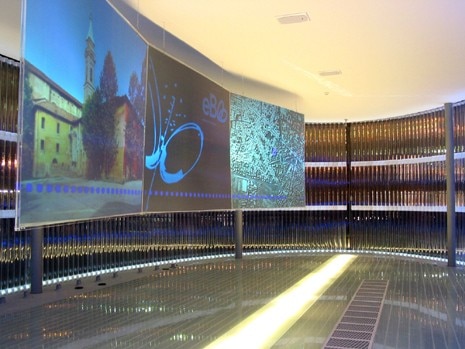 Su mille metri quadrati di spazio espositivo (200 metri quadrati a livello del suolo e 800 sotterranei) il centro ospita disegni, filmati, fotografie e modelli