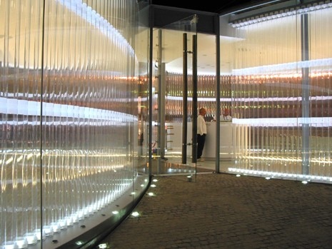 Le strutture sono rivestite da una doppia pelle: all’esterno di vetro laminato e curvato; all’interno, formata da una serie di tubi verticali di plexiglas trasparenti