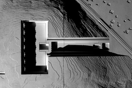 La proposta di Renato Rizzi (terzo classificato) si integra nel paesaggio dell’altopiano e prende le mosse dagli archetipi dei monumenti funerari dell’antico Egitto, a forma di “T”
