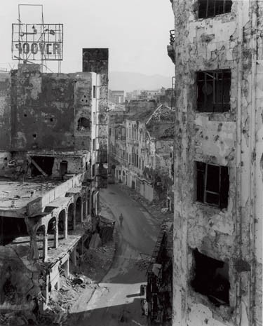 Le rovine ancora bucherellate dalle pallottole, fotografate da Basilico durante il suo viaggio del 1993, stanno gradualmente scomparendo (sopra, Rue Gouraud)