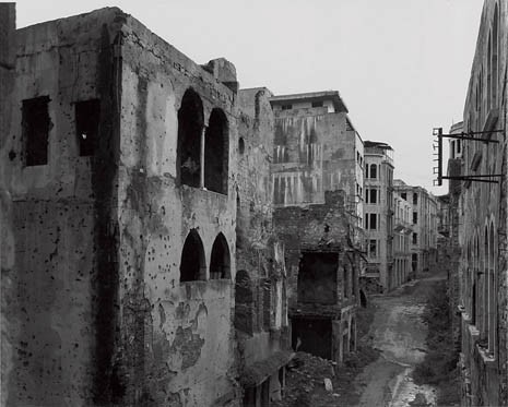 La desolazione apocalittica dei primi anni Novanta è stata cancellata e il restauro è oggi difeso da aree pedonali e da negozi di lusso (in queste foto, Rue Abdel Malek)