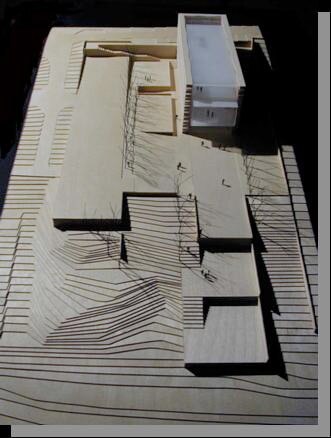 A un’estremità si trova l’ingresso al parcheggio mentre, dall’altra parte, c’è l’ingresso pedonale