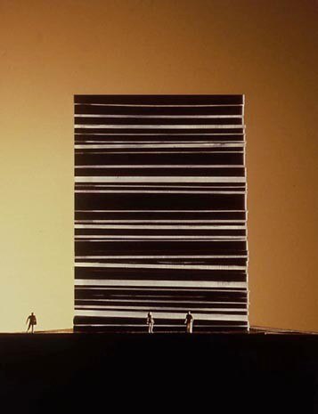 Il centro per la pace è appoggiato su un basamento monolitico